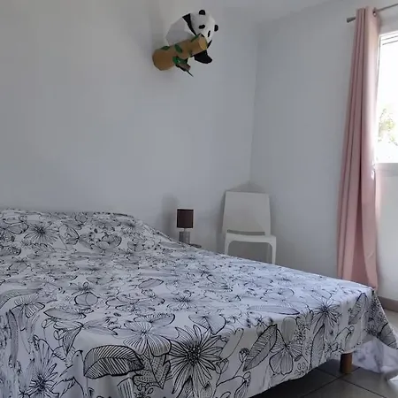 Maison Deux Chambres Avec Piscine A 10mn De La